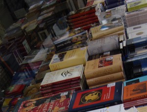 Gedruckte Bücher in Auslage einer Buchhandlung